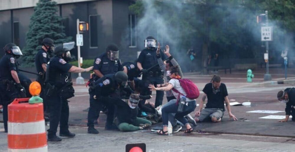 បាតុកម្ម​នៅ​សហរដ្ឋអាមេរិក​! មនុស្ស​4​នាក់​ត្រូវ​បាន​បាញ់​ប្រហារ​ ក្នុង​នោះ​មាន​ម្នាក់​បាន​ស្លាប់​