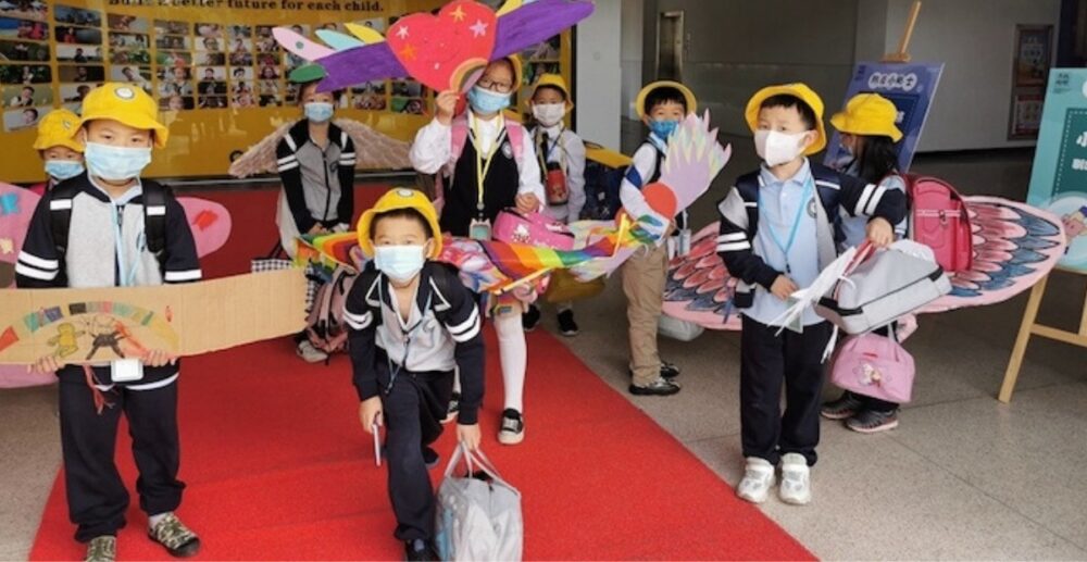 ល្អ​ ប្លែក​! សិស្ស​នៅ​ប្រទេស​ចិន​ ពាក់​ “ស្លាប​រក្សា​គម្លាត” ដើម្បី​ការ​ពារ​​ការ​ឆ្លង​​ COVID-19