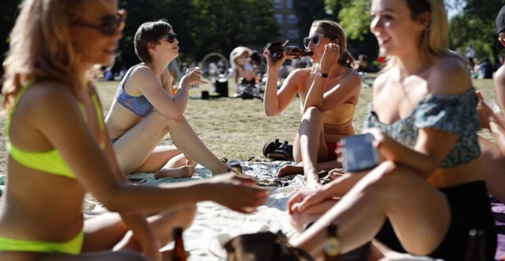 អង់គ្លេស​មាន​អ្នក​ស្លាប់​ច្រើន​ជាង​គេ​លំដាប់​ទី​2​ក្នុង​លោក តែ​ពលរដ្ឋ​​រាប់​ម៉ឺន​នាក់​​នៅ​តែ​​ចេញ​ទៅ​លេង​សមុទ្រ​