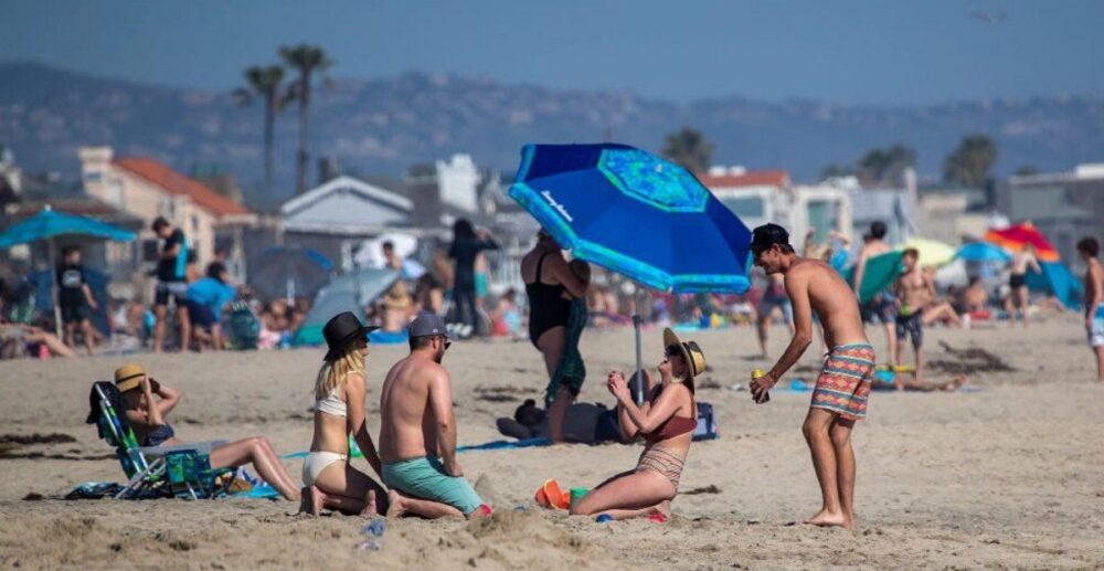 ជាង​99,000​នាក់​ស្លាប់​ដោយ​សារ​COVID-19 សហរដ្ឋ​អាមេរិក​នៅ​តែ​បន្ធូរ​បន្ថយ​បម្រាម​គោចរ​