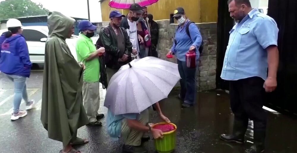 ពលរដ្ឋ​ក្រី​ក្រ​នៅ​វ៉េណេស៊ុយអេឡា​ ហូប “​ឈាម​គោ” ​ជំនួស​បាយ​ ដើម្បី​រក្សា​ជីវិត​ក្នុង​គ្រា​អាសន្ន​(វីដេអូ)