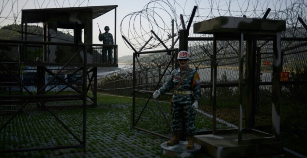 ក្រុងសេអ៊ូលនិយាយថា គីម ជុង អ៊ុន មិនបានចូលពេទ្យ វះកាត់បេះដូងទេ ឯព្រំដែនកូរ៉េទាំង2 មានការបាញ់កាំភ្លើងដាក់គ្នា...