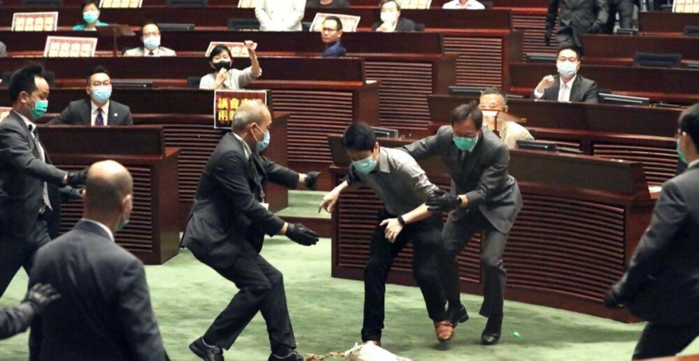 សភានីតិកម្មហុងកុងកើត​ចលាចល និង​ត្រូវ​ផ្អាក​កិច្ច​ប្រជុំ ព្រោះ​តែ​តំណាង​រាស្ត្រ​​​គប់​ថង់​ឈើ​ស្អុយ​ទៅ​លើ​ប្រធាន​សភា