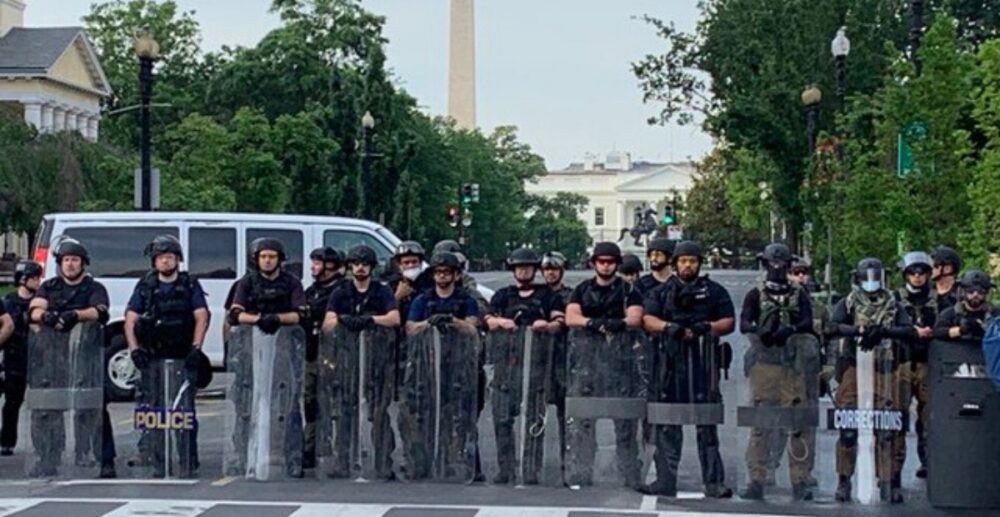 កង​ទ័ព​ជិត​7​ម៉ឺន​​​នាក់​ ត្រូវ​បាន​​ដាក់​ពង្រាយ​​ដើម្បី​ទប់​ទល់​នឹង​កុបកម្ម​នៅ​សហរដ្ឋ​អាមេរិក​ ខណៈ​បាតុករ​ជិត​1ពាន់​នាក់​ត្រូវ​បាន​ចាប់​ខ្លួន​