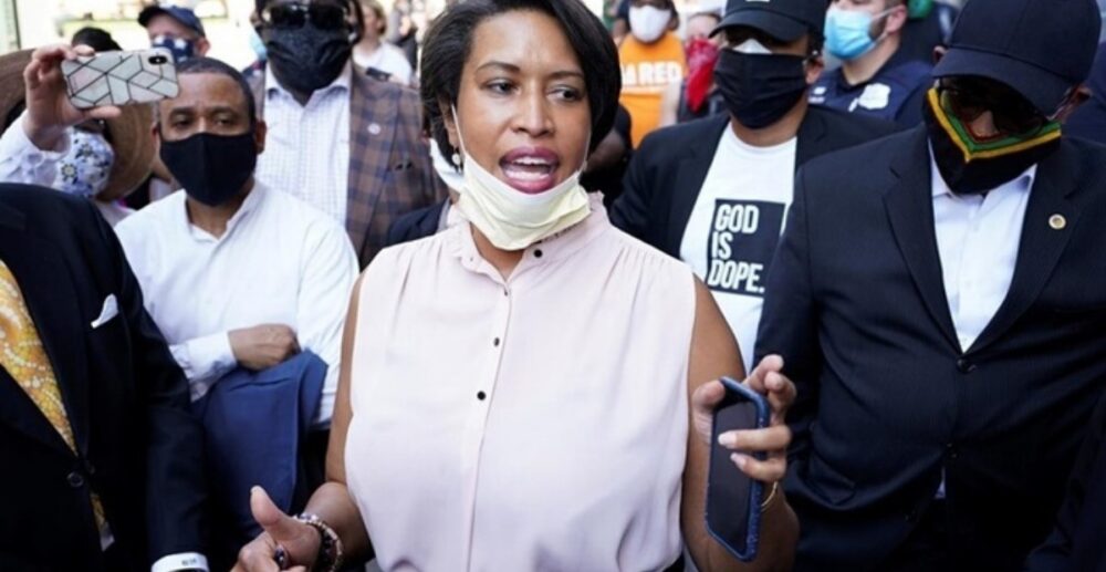 អភិបាល​ទីក្រុង​វ៉ាស៊ីងតោន​ចូល​រួម​ធ្វើ​បាតុកម្ម បន្ទាប់​ពី​ប្រកែក​តវ៉ា​ជាមួយ​​នឹង​ប្រធានាធិបតី​