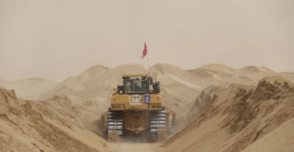 (វីដេអូ) ចិនកំពុងបង្ហើយផ្លូវល្បឿនលឿនឆ្លងសមុទ្រខ្សាច់ហូរធំជាងគេលំដាប់ទីពីរក្នុងពិភលោក