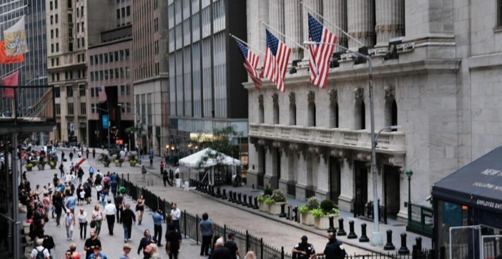 ផ្សារ​ហ៊ុន​អាមេរិក​ងើប​ឡើង​ដល់​ចំណុច​កំពូល​ បើ​ទោះ​សេដ្ឋកិច្ច​ជួប​ឱន​ភាព​