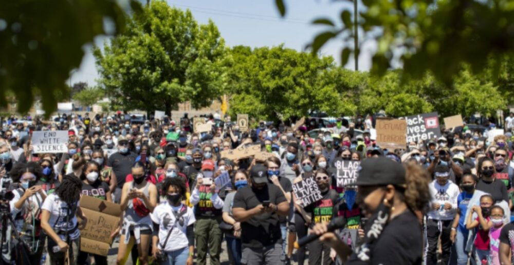 ក្រុម​ជនជាតិ​ស្បែក​ខ្មៅ​ដែល​ជំទាស់​​នឹង​បាតុកម្ម​ប្រឆាំង​ការ​រើស​អើង​ពូជ​សាសន៍​នៅ​អាមេរិក​ បាន​បង្ហាញ​ខ្លួន​ហើយ​!