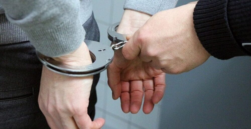 មន្ត្រី​យោធា​​ថ្នាក់​​វរសេនីយ៍​​ម្នាក់​​របស់​ចិន​ ត្រូវ​អាមេរិក​ចាប់​ខ្លួន​នៅ​ពេល​ត្រៀម​ឡើង​យន្ត​ហោះ​ត្រលប់​មក​​ស្រុក