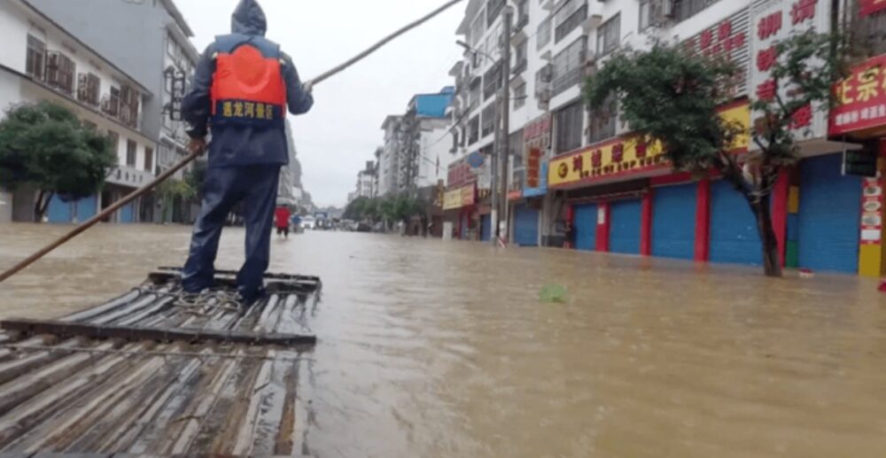 ទិដ្ឋ​ភាព​ទឹក​ជំនន់​វាយ​ប្រហារ​​តំបន់​ភាគ​​ខាង​​ត្បូង​​ប្រទេស​ចិន​! សណ្ឋាគារ​និង​ផ្ទះ​រាប់​ពាន់​ខ្នងរង​ការ​ខូច​ខាត