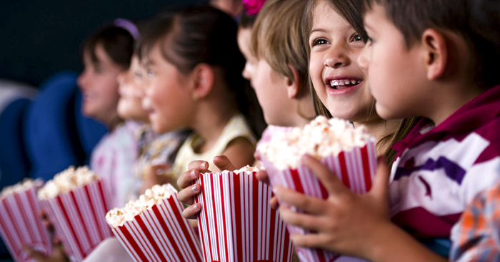 6 ចំណុចដែលឪពុកម្តាយត្រូវបង្រៀនឱ្យដឹង មុននឹងនាំកូនតូចចូលរោងភាពយន្ត