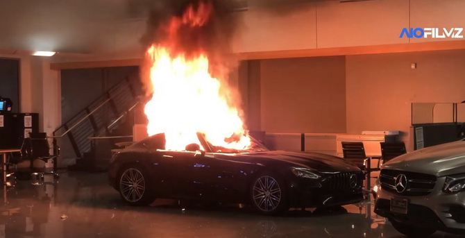 បាតុកម្មប្រឆាំងការរើសអើងជាតិសាសន៍ពណ៌សម្បុរ គឃ្លើនកាន់តែខ្លាំង សម្រុកចូលហាងលក់ឡាន មែរសឺដេស វាយកម្ទេច-ដុតបំផ្លាញខ្ទេចខ្ទី(មានឃ្លីប)