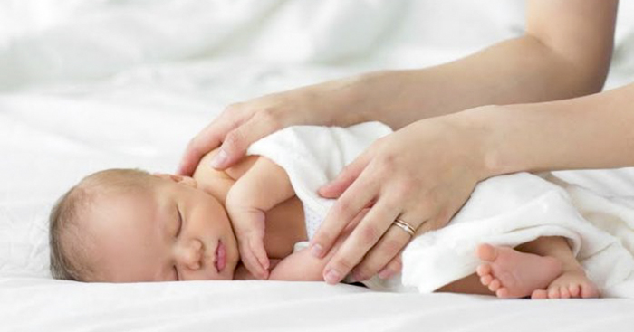 នៅពេលកូនតូចគេងភ្ញាក់កន្រ្ទាក់ៗ តើអ្នកម្តាយគួរធ្វើយ៉ាងណា?