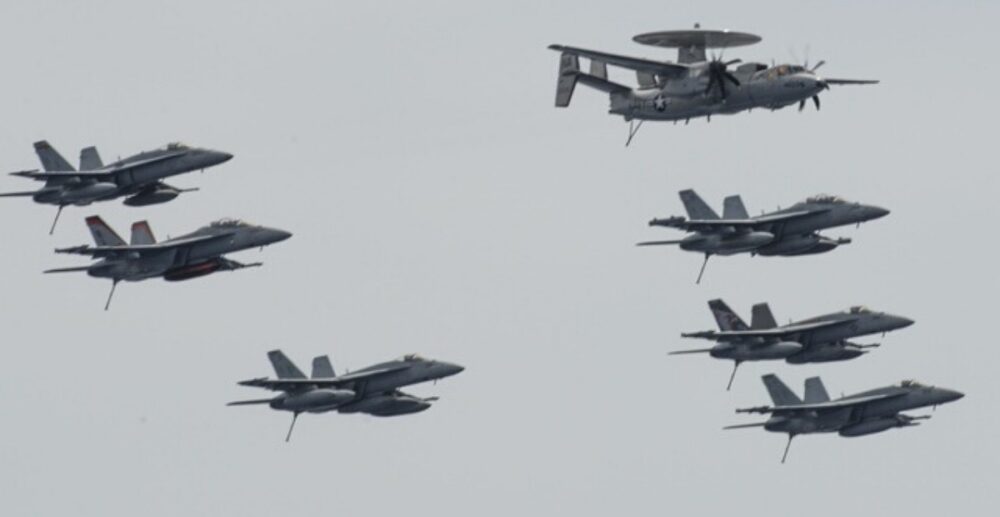 ទិដ្ឋ​ភាព​យន្ត​ហោះ​ចម្បាំង​អាមេរិក ធ្វើ​សមយុទ្ធ​កក្រើក​មេឃ​រញ្ជួយ​ទឹក​ នៅលើ​សមុទ្រ​ចិន​ខាង​ត្បូង​