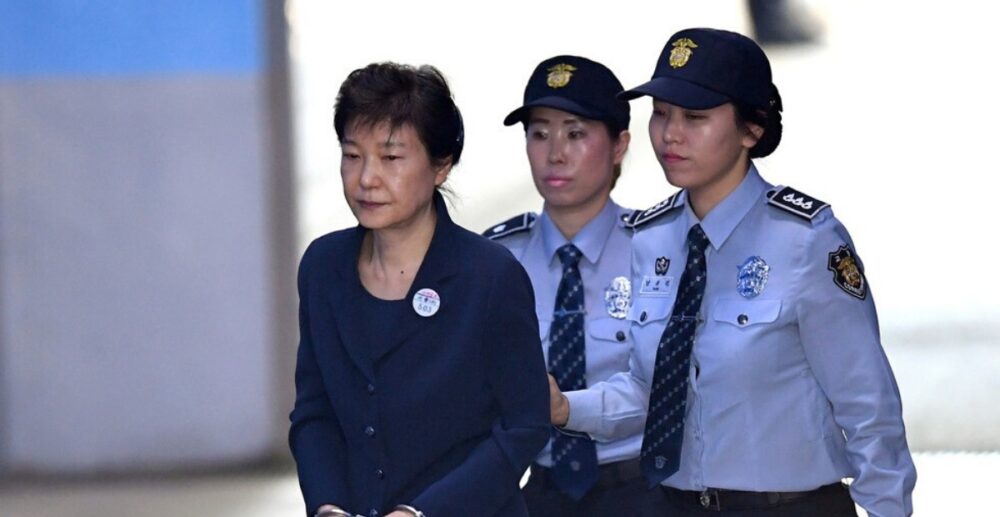 អតីតប្រធានាធិបតីកូរ៉េខាងត្បូង ត្រូវបានកាត់ទោសដាក់ពន្ធនាគារ20ឆ្នាំ