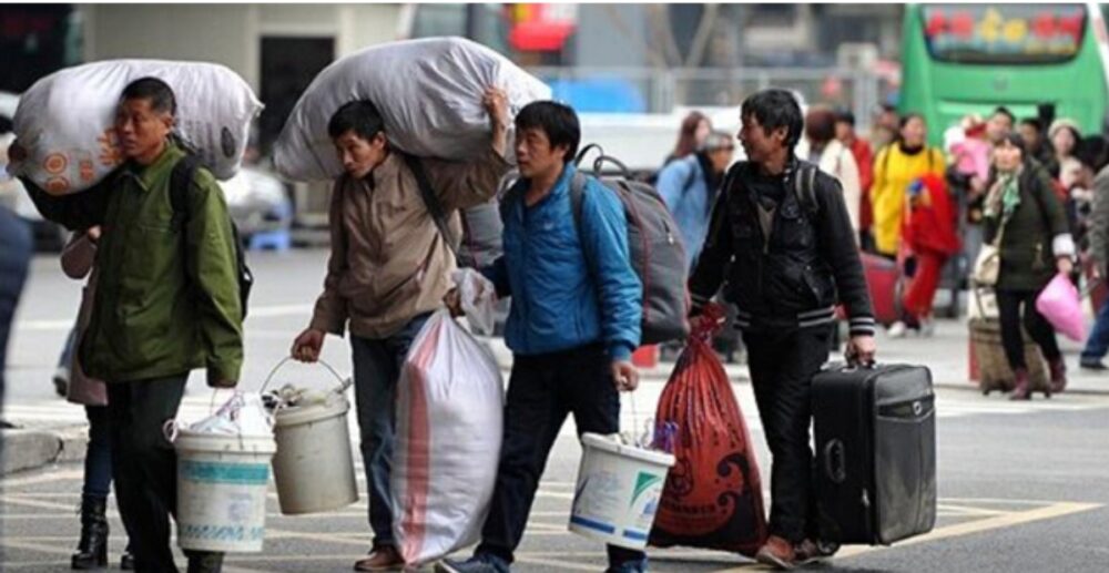 អ្នកជនបទចិន ចូលមកក្នុងទីក្រុងធ្វើការ...យើងតែងបានឃើញទិដ្ឋភាពនេះទូទៅ នៅតាមស្ថានីយដឹកជញ្ជូនអ្នកដំណើរក្នុងទីក្រុងធំៗក្នុងប្រទេសចិន