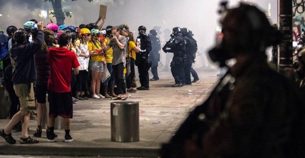 ប៉ូលិស​ប៉ះទង្គិច​ជាមួយ​ក្រុម​បាតុករ​ ខណៈ​មាន​បាតុករ​​និង​កុបករ​​ជា​ច្រើន​​នាំ​គ្នា​ដុតអគារ​តុលាការ វាយកម្ទេច​ការិយាល័យ​ប៉ូលិស និង​បាញ់​ប្រហារ​សមត្ថកិច្ច​