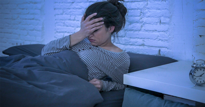 គេងលក់សុខៗ ស្រាប់តែភ្ញាក់ក្រញាង តើអាការបែបហ្នឹងគ្រោះថ្នាក់ដែរឬទេ?