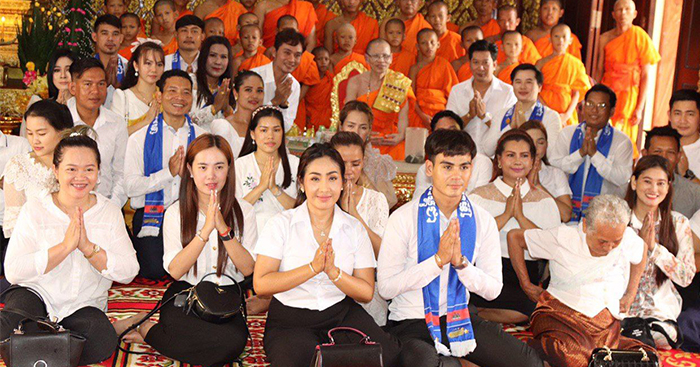 តារាសិល្បៈគ្រួសារតារាកម្ពុជា ដឹកនាំសិល្បករ ធ្វើបុណ្យស្រោចទឹករំដោះគ្រោះ ក្រោយក្នុងរង្វង់សិល្បៈមានរឿងបណ្ដាក់គ្នា