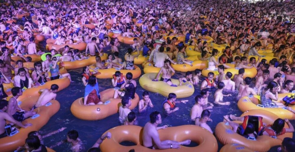 សារព័ត៌មានរដ្ឋចិន៖ ពិធីជប់លៀងយ៉ាងកុះករ ណែនអាងទឹក គឺជាការផ្ដល់កម្រៃជីវិតដល់អ្នកទីក្រុងវូហាន