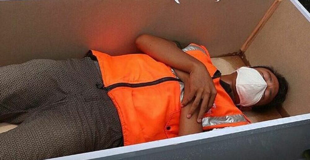 អ្នកនឹងត្រូវទទួលពិន័យដោយការដេកក្នុងក្ដារមឈូស បើសិនជាមិនពាក់ម៉ាស់ពេលនៅក្នុងប្រទេសឥណ្ឌូនេស៊ី