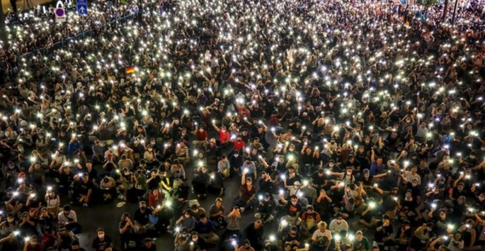 បាតុករថៃរាប់ម៉ឺននាក់ ធ្វើបាតុកម្មនៅទីក្រុងបាងកក! “ដូចទៅនឹងឆ្កែដែលទាល់ច្រក យើងនឹងប្រយុទ្ធរហូតដល់ស្លាប់”