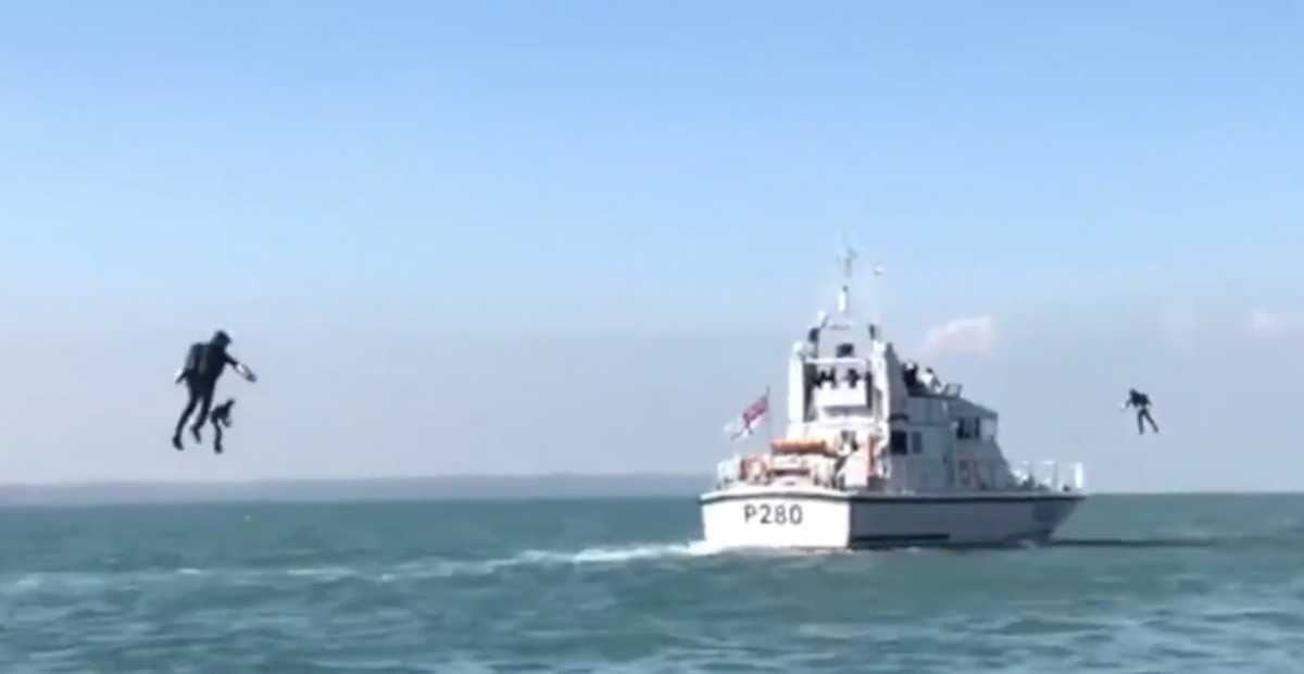 កងកម្លាំងពិសេសអង់គ្លេសប្រើប្រាស់ឈុត “Iron Man” ហោះពីទូកល្បាតតូចទៅចុះចតលើនាវាល្បាត នៅលើផ្ទៃសមុទ្រ (វីដេអូ)