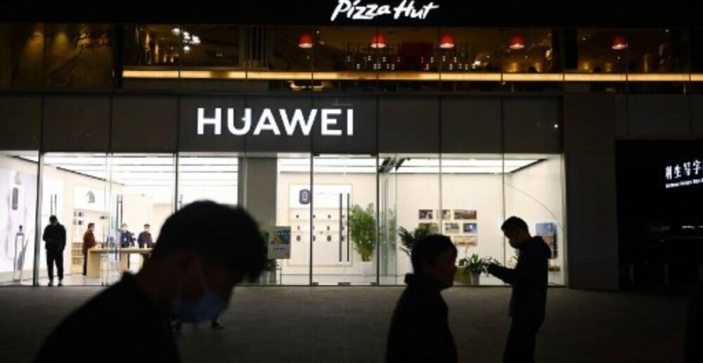 ធ្ងន់ធ្ងរ! ចំណែកទីផ្សារ របស់ HUAWEI ធ្លាក់ចុះ នៅសល់ត្រឹម 3.7% ក្រោយត្រូវអាមេរិកដាក់ចូលបញ្ជីខ្មៅ