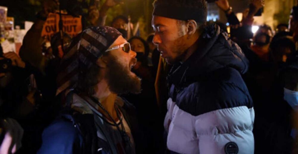 មានការប៉ះទង្គិចគ្នារវាងក្រុមអ្នកគាំទ្រ និងក្រុមប្រឆាំងលោក Trump នៅខាងក្រៅសេតវិមាន