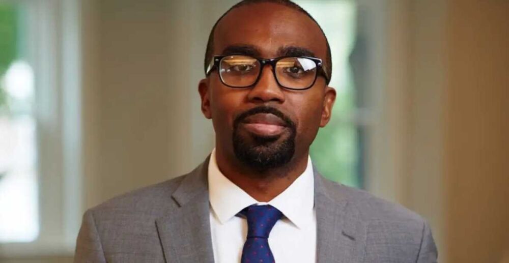 អ្នក​ត្រលប់​នំ​នៅ​ហាង​ McDonald’s​ ក្លាយ​ជា​សេដ្ឋី​វ័យ​ក្មេង​ មាន​ផ្ទះ​ជួល​40​ខ្នង​ ដោយ​សារ​អាថ៌​កំបាំង​ពី​ជីដូន