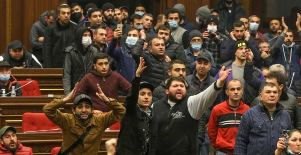 ជនជាតិអាមេនីសម្រុកចូលគ្រប់គ្រងវិមានរដ្ឋាភិបាល និងវាយប្រធានរដ្ឋសភារហូតដល់សម្លប់