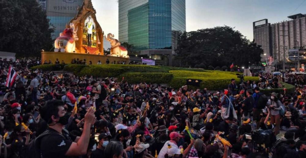 ក្រុមបាតុករថៃ ជាង10,000នាក់ នាំគ្នាតវ៉ានៅមុខធនាគារដែលមានភាគហ៊ុនរបស់ស្ដេច 