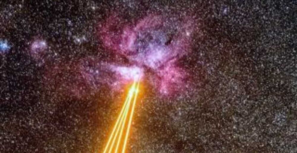 តេឡេស្កុប ESO បាញ់ពន្លឺឡាស៊េរ ឆ្ពោះទៅកាន់ nebula មួយដែលមានចម្ងាយ7,500ឆ្នាំពន្លឺពីផែនដី