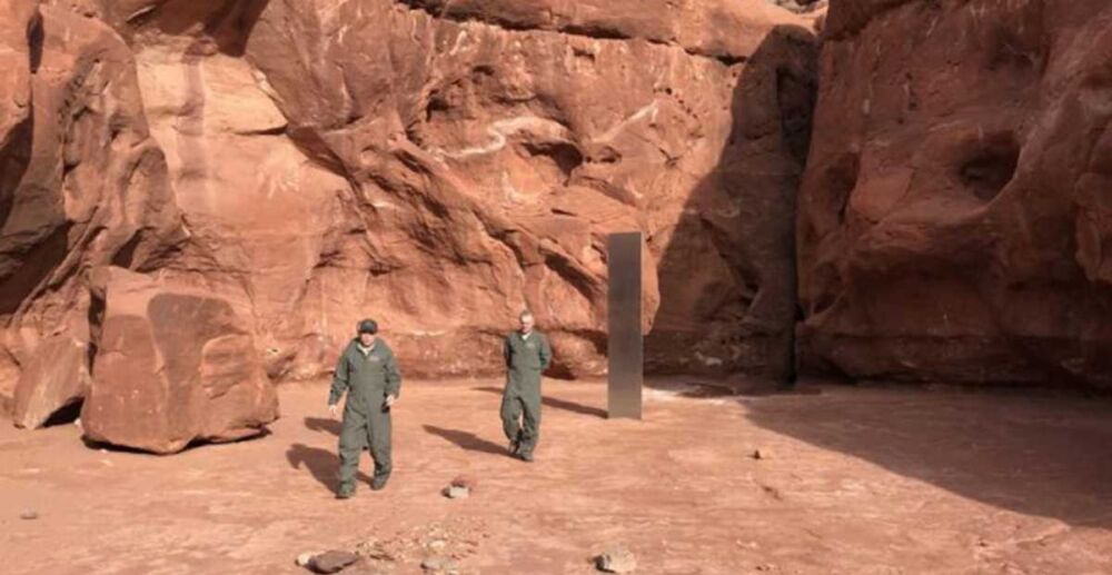 ប្រទះឃើញបង្គោលលោហធាតុចម្លែកនៅកណ្ដាលសមុទ្រខ្សាច់! អាជ្ញាធរថា “ទោះជាអ្នកដាំមកពីពិភពផ្កាយក៏ជារឿងខុសច្បាប់ បើសិនជាធ្វើឡើងនៅទីសាធារណៈ”