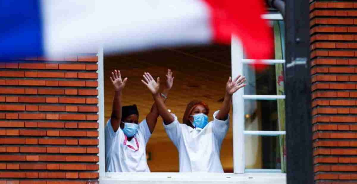 បារាំង​ផ្ដល់​រង្វាន់​ជា​សញ្ជាតិ​​ ជូន​ដល់​បុគ្គលិក​ជួរមុខ​ចំនួន700នាក់ ដែល​សកម្ម​ក្នុងការ​ទប់ទល់​នឹង Covid-19