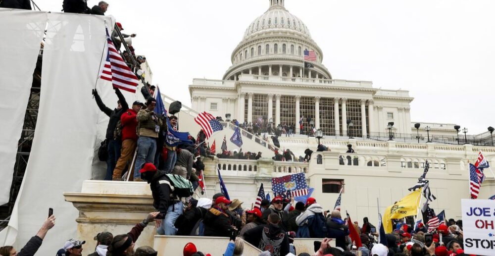 Donald Trump បញ្ជា​ឱ្យ​បង្ហូត​ទង់​ជាតិ​​ពាក់​កណ្ដាល​​ដង​ដើម្បី​រំលឹក​​ដល់​វិញ្ញាណក្ខន្ធ​មន្ត្រីប៉ូលិស​​ដែល​​ទទួល​មរណ​ភាព​​ក្នុង​ព្រឹត្តិការណ៍​ហិង្សា​នៅ​វិមាន​សភា