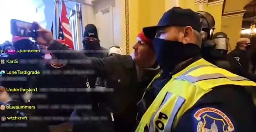 ក្រុមប៉ូលិស​ដែល​ជាប់​សង្ស័យថា បាន​ដឹកនាំ​បាតុករ សម្រុកចូល​គ្រប់គ្រង​វិមាន​សភា​អាមេរិក​នៅ Capitol Hill កំពុង​ត្រូវ​បាន​ស៊ើប​អង្កេត​