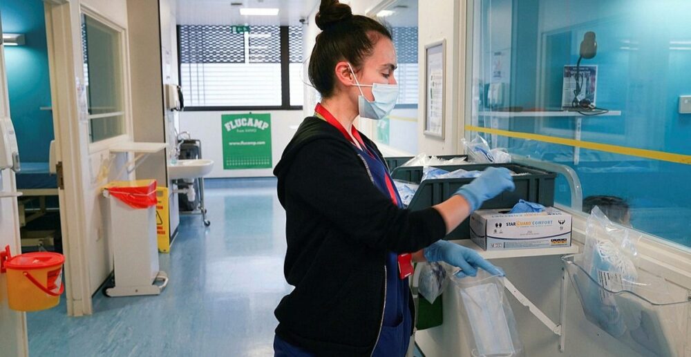 អង់គ្លេស​ជិត​ឱ្យ​អ្នកមាន​សុខភាព​ល្អ ប៉ះពាល់ Covid-19 ដើម្បី​ស្វែងយល់​បន្ថែម