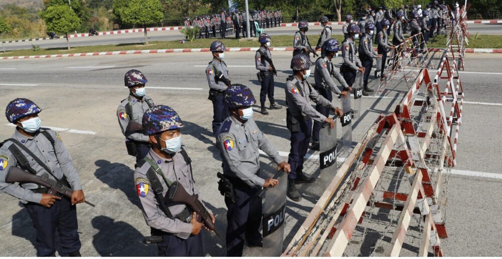 ពលរដ្ឋ​មី​យ៉ាន​ម៉ា នាំគ្នា​សម្រុក​ទៅ​ដក​ប្រាក់​ពី ATM ក្រោយ «រដ្ឋប្រហារ» របស់​កង​ទ័ព​