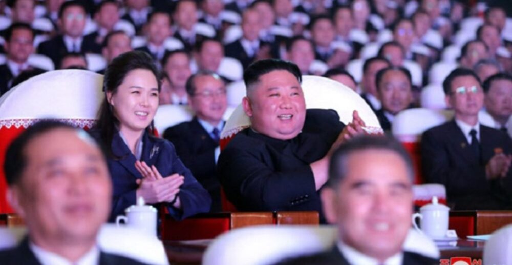 ភរិយា​មេដឹកនាំ​កូរ៉េខាងជើង បង្ហាញខ្លួន​លើកដំបូង​ក្នុងអំឡុង​ជាង​មួយឆ្នាំ​មកនេះ