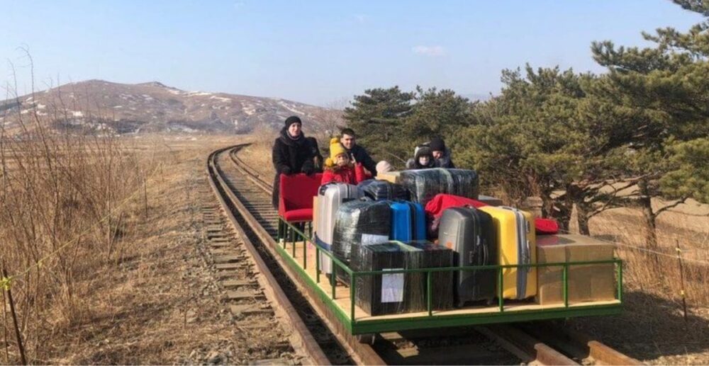 ក្រុម​អ្នកការទូត​រុស្ស៊ី ត្រូវ​រុញ​រទេះ​ឡូរី​គ្មាន​ម៉ាស៊ីន ចាក​ចេញពី​កូរ៉េខាងជើង យ៉ាង​កម្សត់ ក៏​ព្រោះ​​តែ…