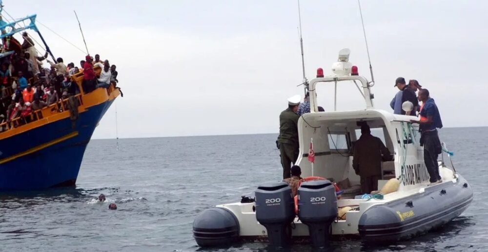 លិច​កប៉ាល់​ដឹក​ជន​ចំណាកស្រុក​នៅ​សមុទ្រ​អ៊ីតាលី! 23នាក់​បាន​ស្លាប់​និង​បាត់​ខ្លួន