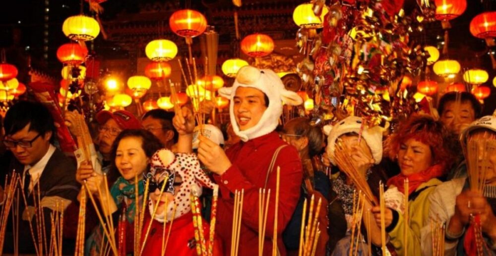 បើកតម្រាពិធីសែនទទួល “ឆ្នាំថ្មីចិន” ធ្វើយ៉ាងម៉េចឱ្យហេងៗ លុយហូរចូល មានបានពេញ ១ឆ្នាំ