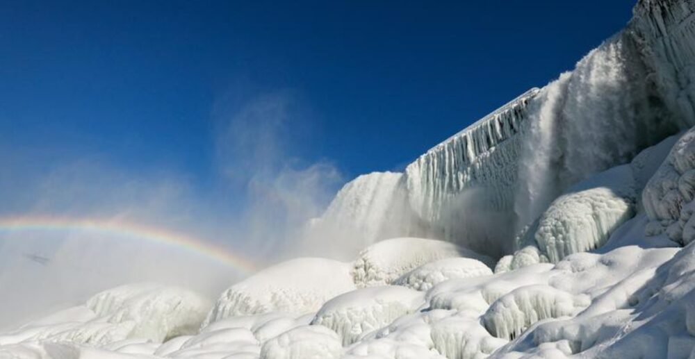 ទិដ្ឋភាព​ដ៏​ត្រជាក់​ភ្នែក​​នៃ​​ជ្រោះ​ទឹកធ្លាក់ Niagara Falls ដែល​កំពុង​កក​ស្ទើរ​ទាំងស្រុង