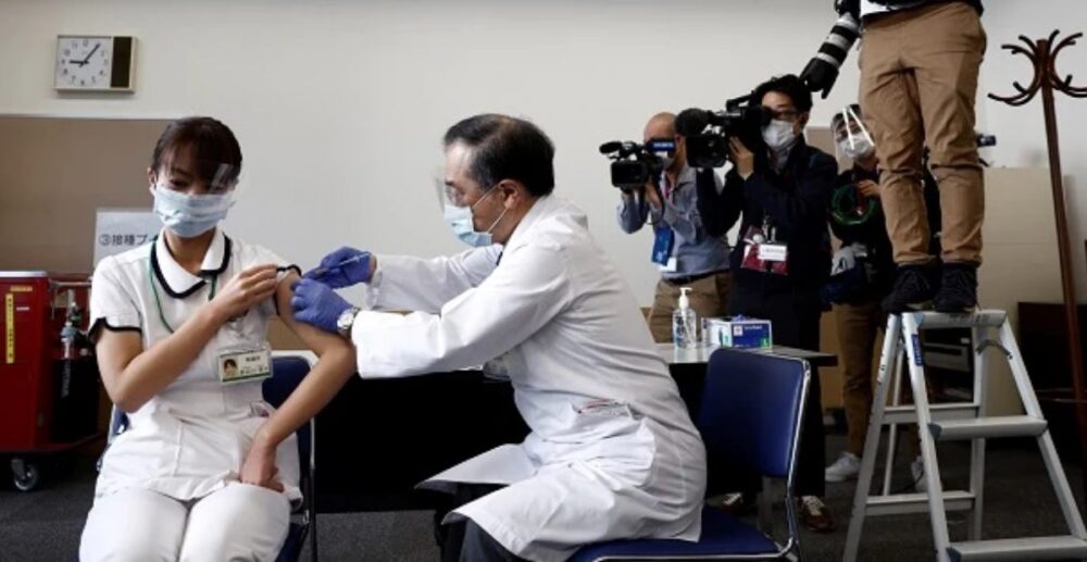 ជប៉ុន ចាប់ផ្ដើម​ហើយ! ចាក់​វ៉ាក់សាំង​កូ​វីដ-19 បើកឆាក​ដោយ​បុគ្គលិក​សុខភាព​សាធារណៈ