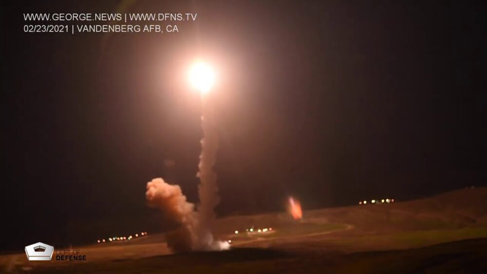 អាមេរិក​សាកល្បង​កាំជ្រួច​ផ្លោង​ឆ្លង​ទ្វីប៖ បាញ់​តម្រង់​គោលដៅ​ចម្ងាយ​ជាង 6.7ពាន់​គីឡូម៉ែត្រ