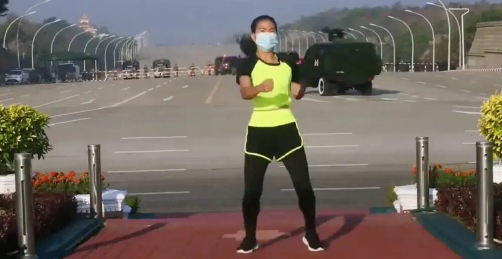 គេ​ភ័យ​នឹង​រដ្ឋប្រហារ ឯ​នាង​ជា​គ្រូបង្វឹក​កីឡា បែរជា​រាំ​យ៉ាង​សង្ហា​តាម​ចង្វាក់ភ្លេង​ទៅវិញ