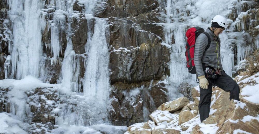 វីដេអូ-ទឹកជ្រោះ​កម្ពស់ 60ម៉ែត្រ ត្រូវ​កក​ទាំងស្រុង​នៅពេល​កំពុង​ធ្លាក់​នៅឯ​ជ្រលង​ភ្នំ