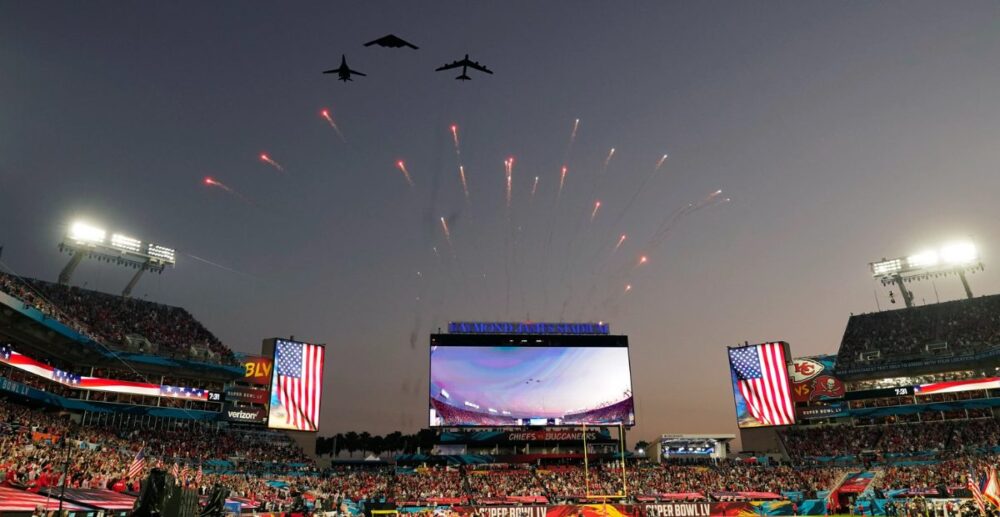 យន្តហោះ​ទម្លាក់​គ្រាប់បែក​យុទ្ធសាស្ត្រ​ទាំងបី​ប្រភេទ ហោះ​កាត់​កីឡាដ្ឋាន​អាមេរិក​ក្នុង​កម្ពស់​យ៉ាង​ទាប