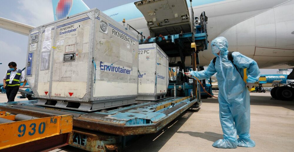 វៀតណាម​ត្រៀម​ចាក់​វ៉ាក់សាំង​បង្ការ Covid-19 ដែល​ទើបតែ​បាន​នាំចូល​កាលពី​ម្សិលមិញ